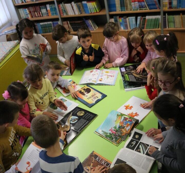Prvašići u knjižnici